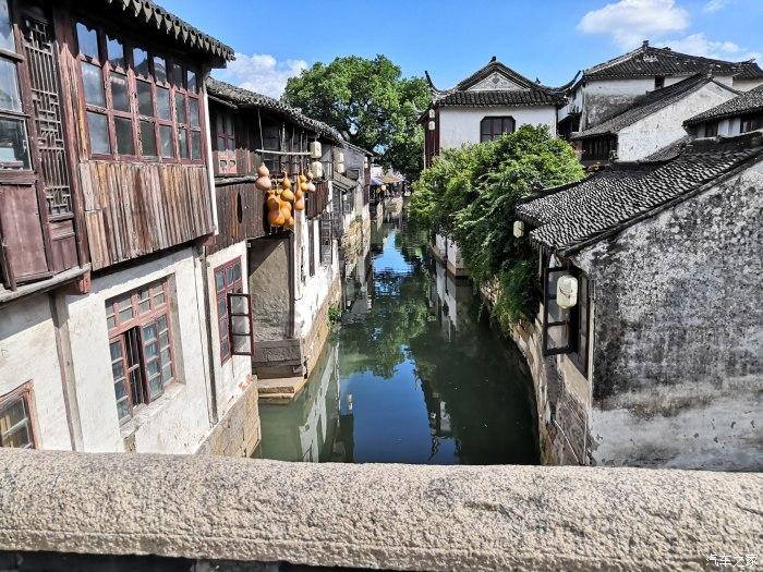 重庆的烂棚棚火锅店嫩个多,凭啥这家开着豪车排队2小时也要吃?