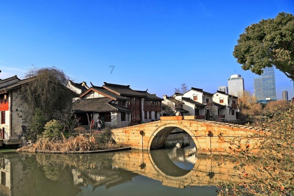 上课有同学睡觉，请同学给老师写一个建议书，老应该怎么做。然后写出应用是哪家学派的思想？游戏画面